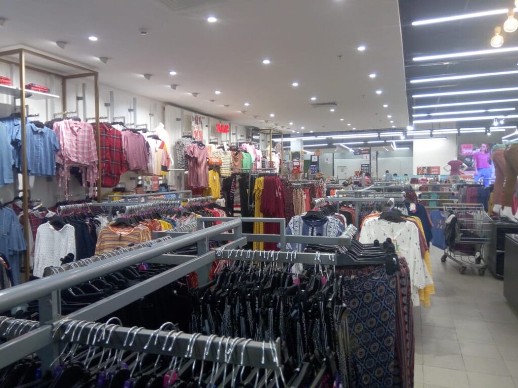 Big Bazaar women's clothing section 